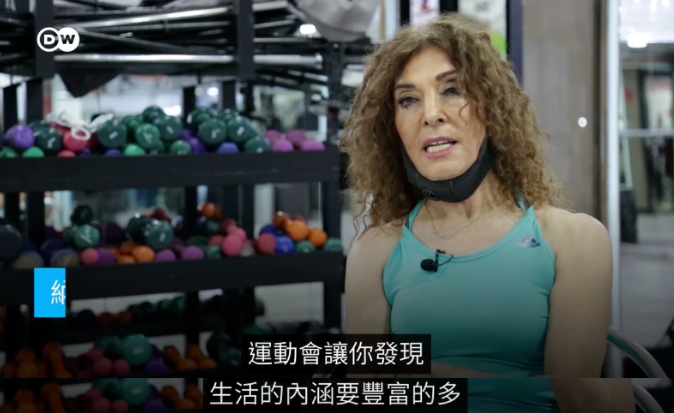 88岁女健身教练火上热搜身材酸哭14亿网友我才是老年人吧