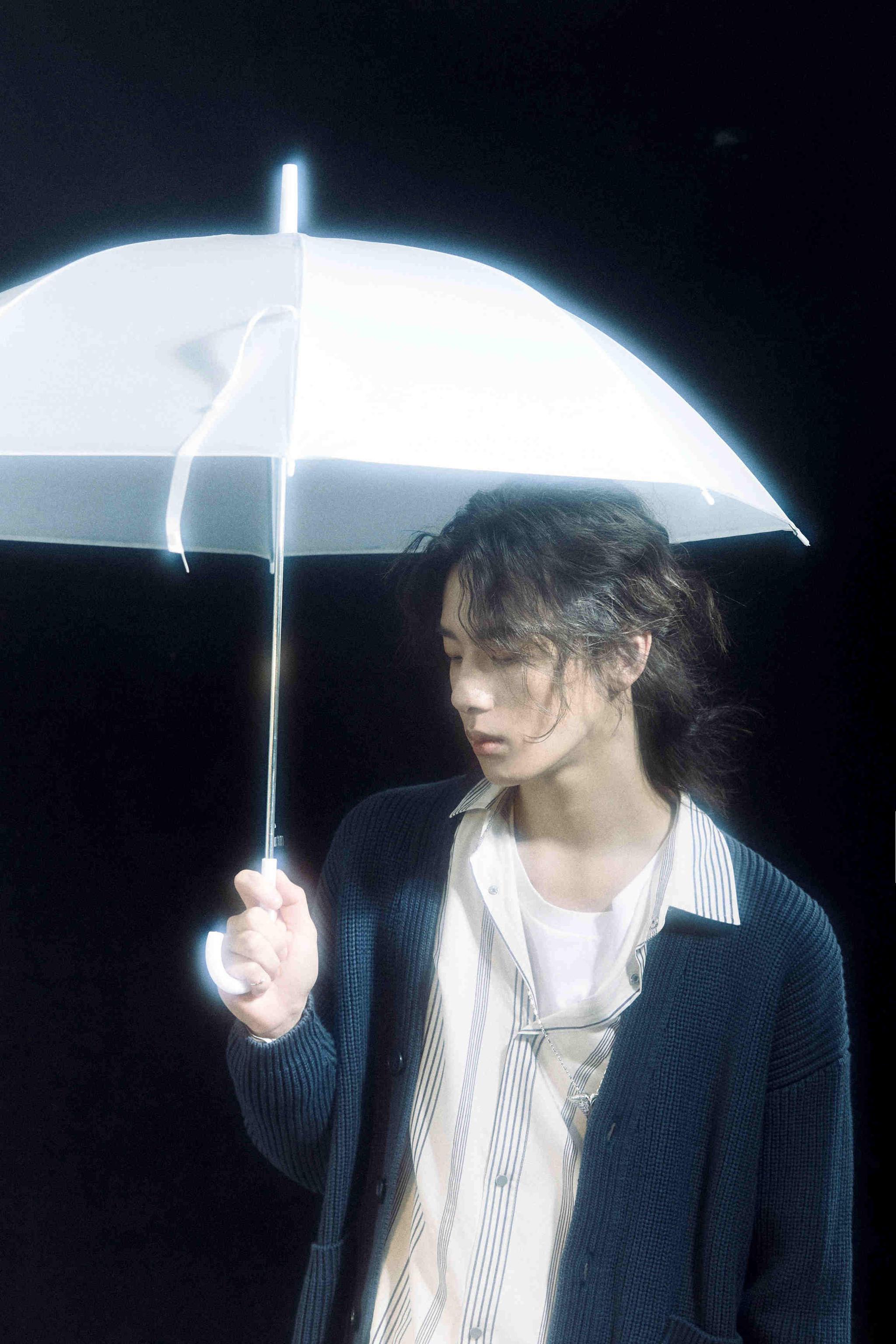 意境绝了!阿煜春雨撑伞大片释出气质文艺