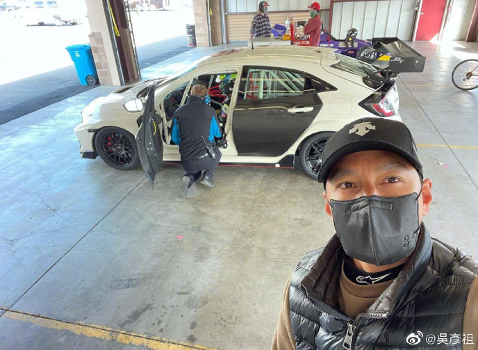 吴彦祖晒与赛车合影人车一样帅,网友读不通po文,笑称:你这是英文直译