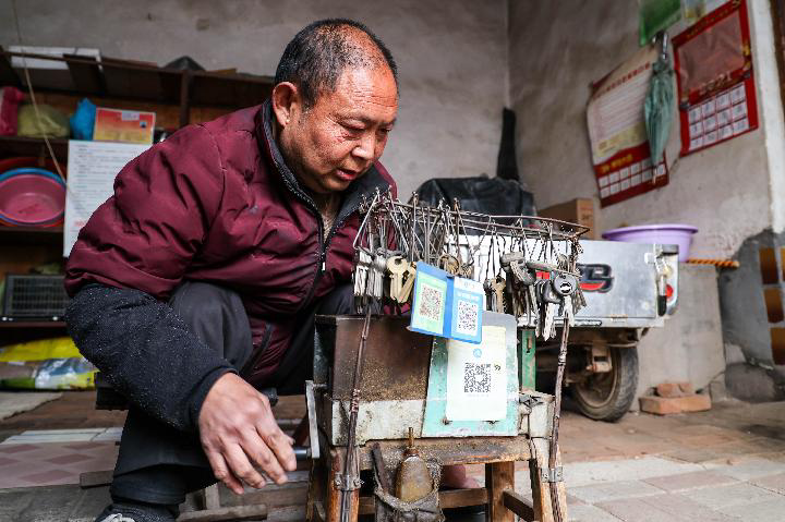 苏海辉在给村民配钥匙.贾玉韬 摄