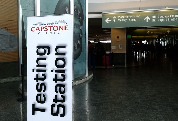 这是3月14日在美国阿拉斯加州安克雷奇机场内拍摄的核酸检测点。新华社记者 吴晓凌 摄