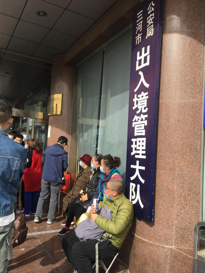 燕郊落户政策放开后，三河市公安局门口排起了长队。梁笑梅/摄