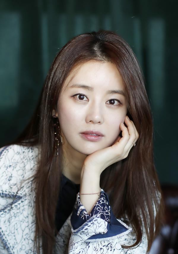 结婚作词离婚作曲leegaryeong气质脱俗身穿涂鸦风大衣知性优雅