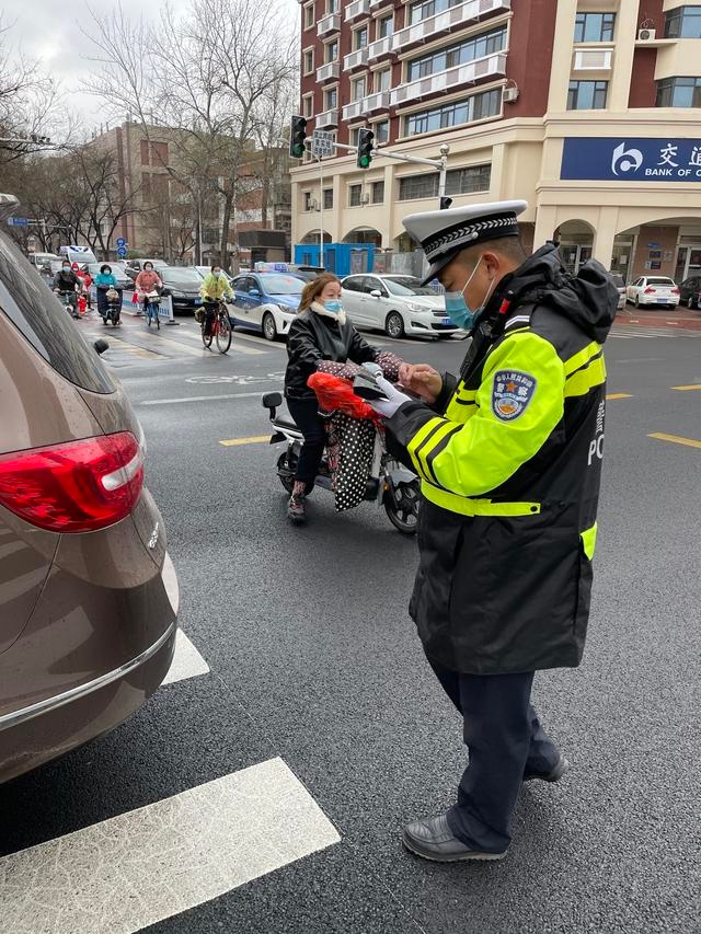 斑马线逆向骑行,占用公交车道……石家庄裕华交警查处多名违法者