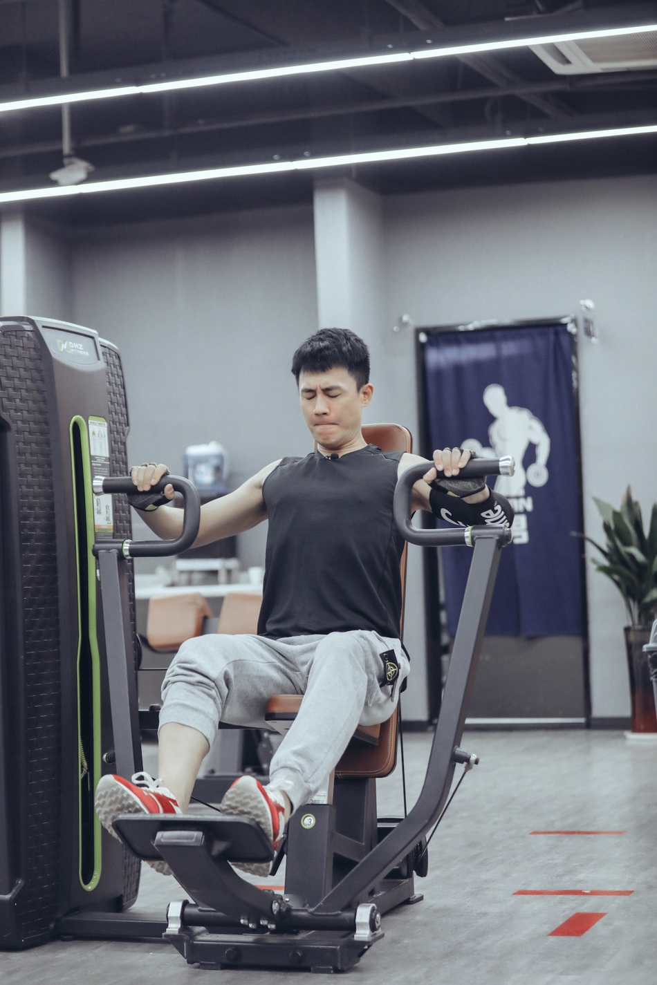 婆婆和妈妈2曝光杜淳健身照娇妻王灿星星眼望着老公