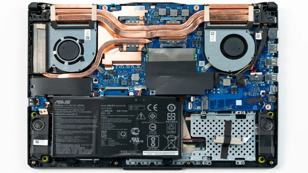 【猪王的良心结语】上图是华硕 天选的拆机实拍图,三热管双风扇的组合