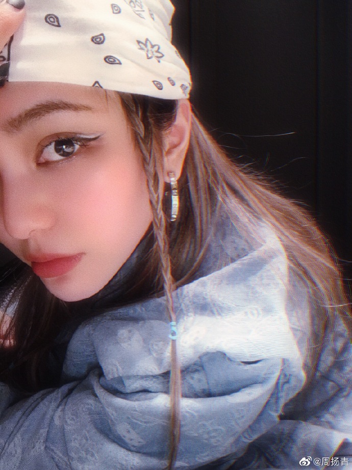 周扬青白色印花头套晒自拍海盗造型十分酷炫