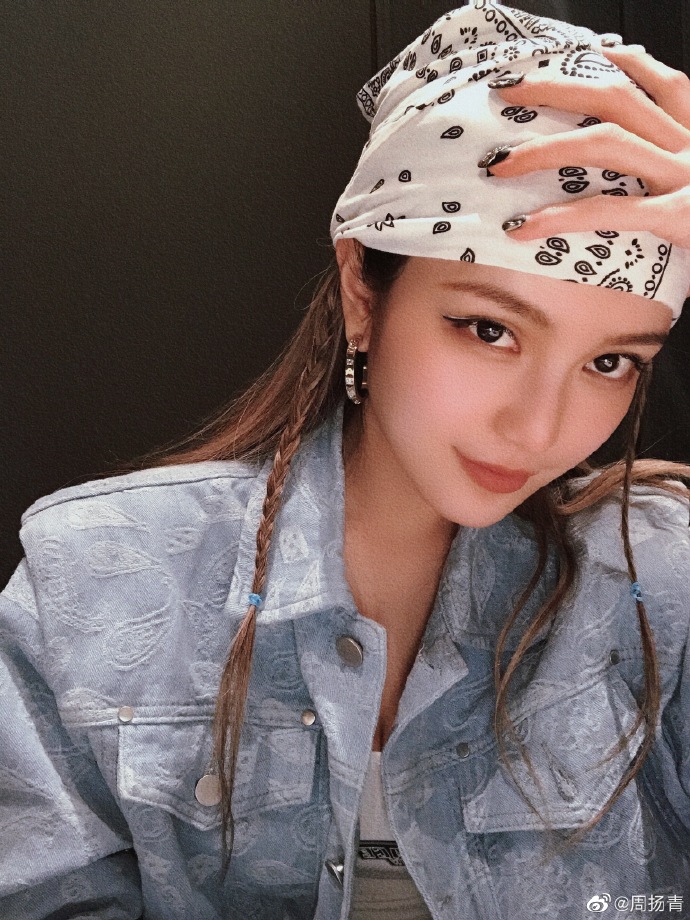 周扬青白色印花头套晒自拍海盗造型十分酷炫