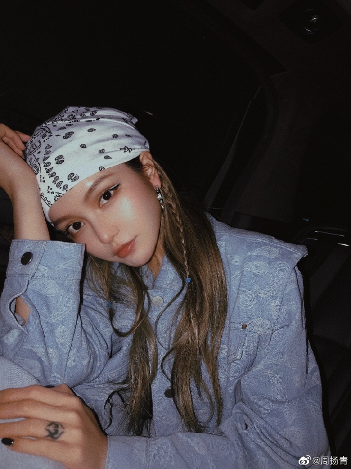 周扬青白色印花头套晒自拍海盗造型十分酷炫