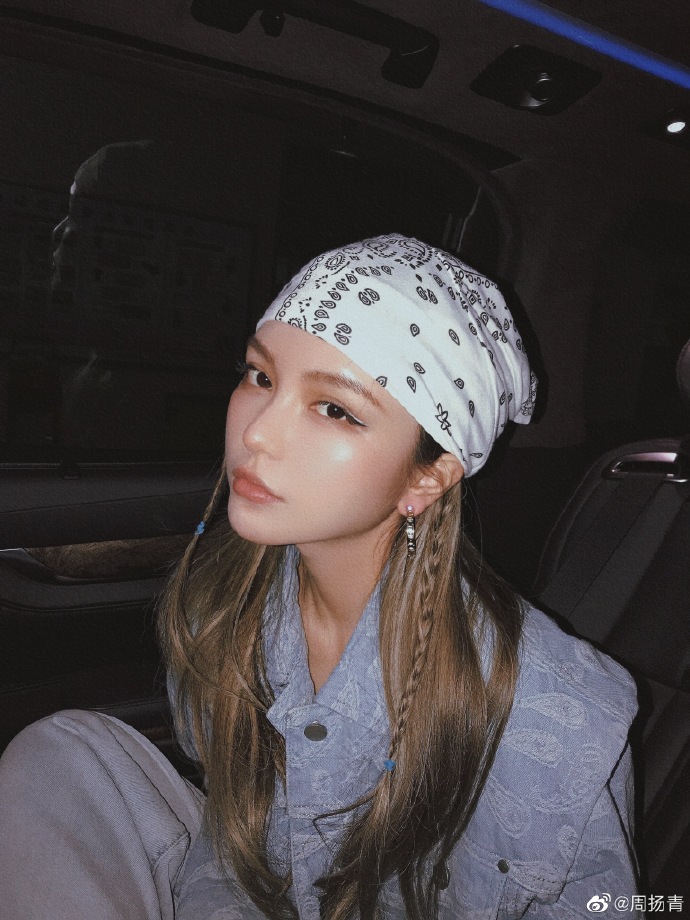 周扬青白色印花头套晒自拍海盗造型十分酷炫
