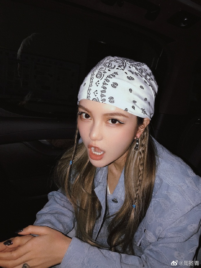 周扬青白色印花头套晒自拍海盗造型十分酷炫