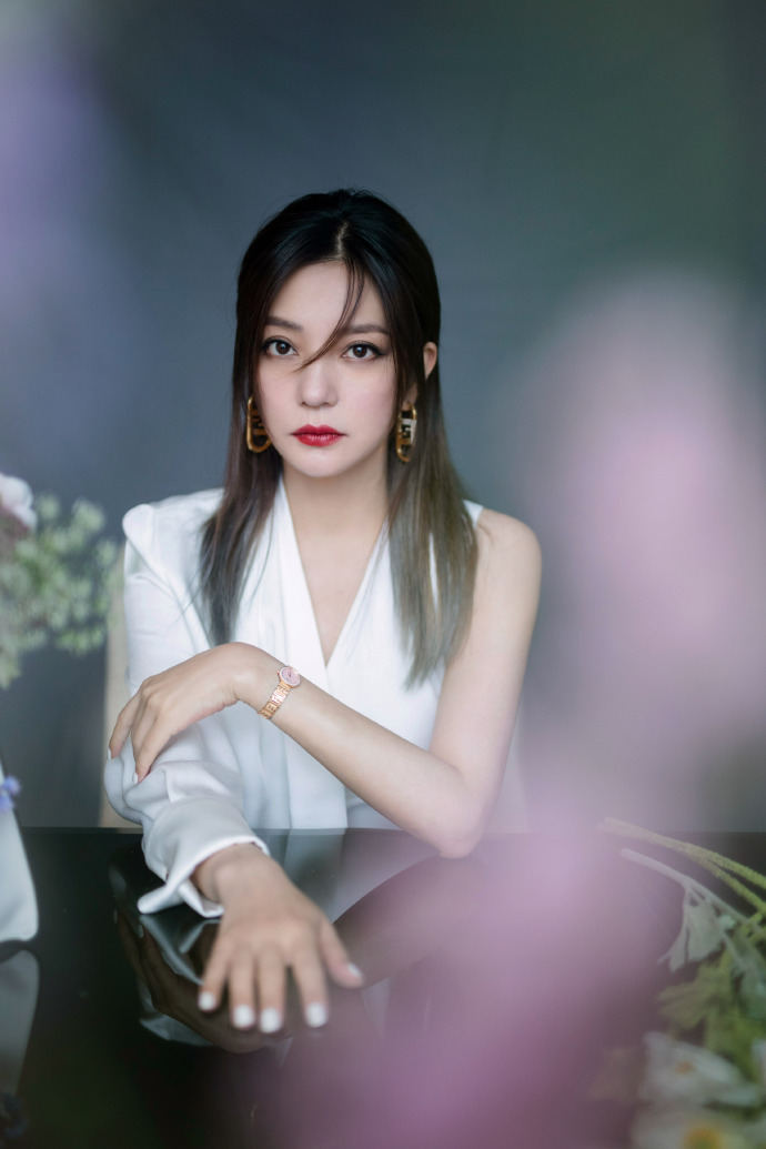 今日,赵薇现身某品牌秀场,一身纯白长裙优雅大方,显得气质超好.