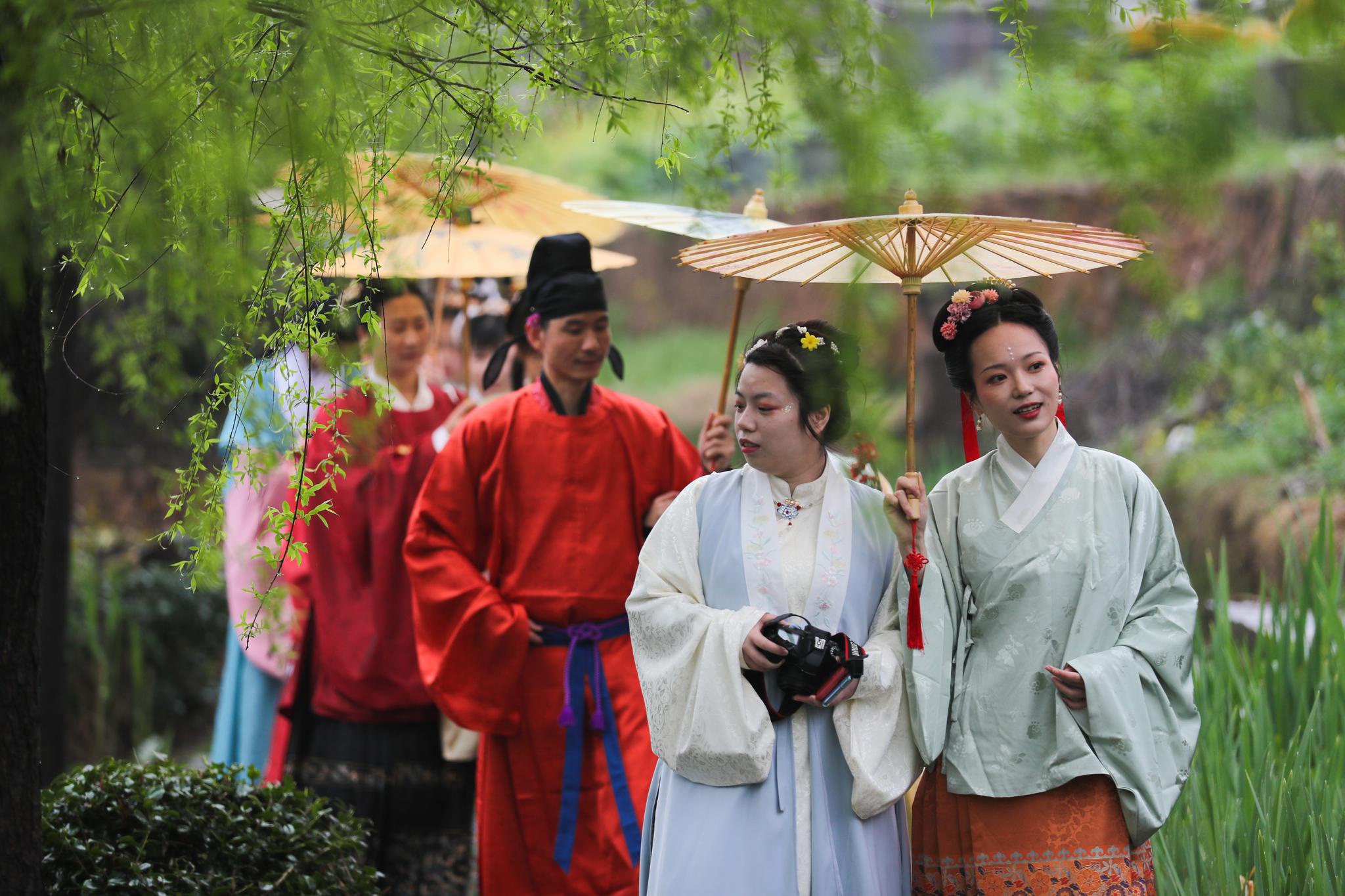 德清:汉服迎"花朝"|德清|汉服|游园_新浪新闻