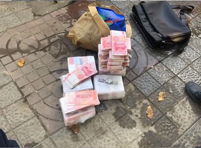 海口一环卫工从美舍河里打捞起65万元现金,失主不明. .