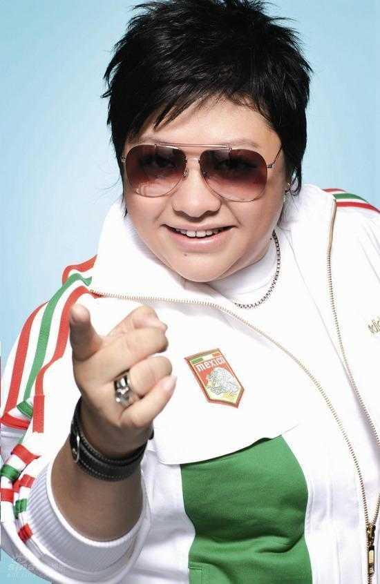 韩红真会赶时髦身材暴瘦塞不满绿色皮大衣气场依旧很强大