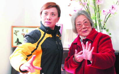 范瑞娟(右)为吴凤花说戏胡晓芒 摄(资料照)