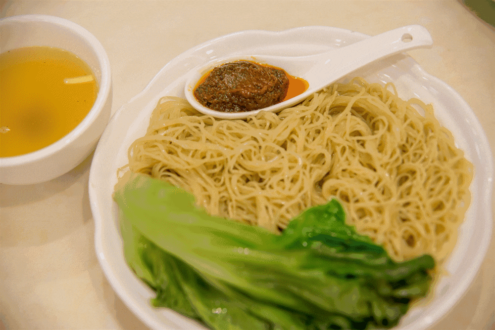 平平无奇的一碗广东捞面