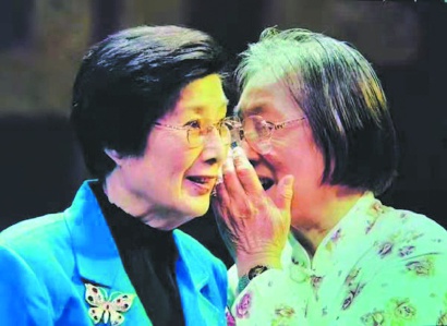 吴凤花 供图傅全香指导排戏 胡晓芒 摄(资料照)范瑞娟(右)为吴凤花说