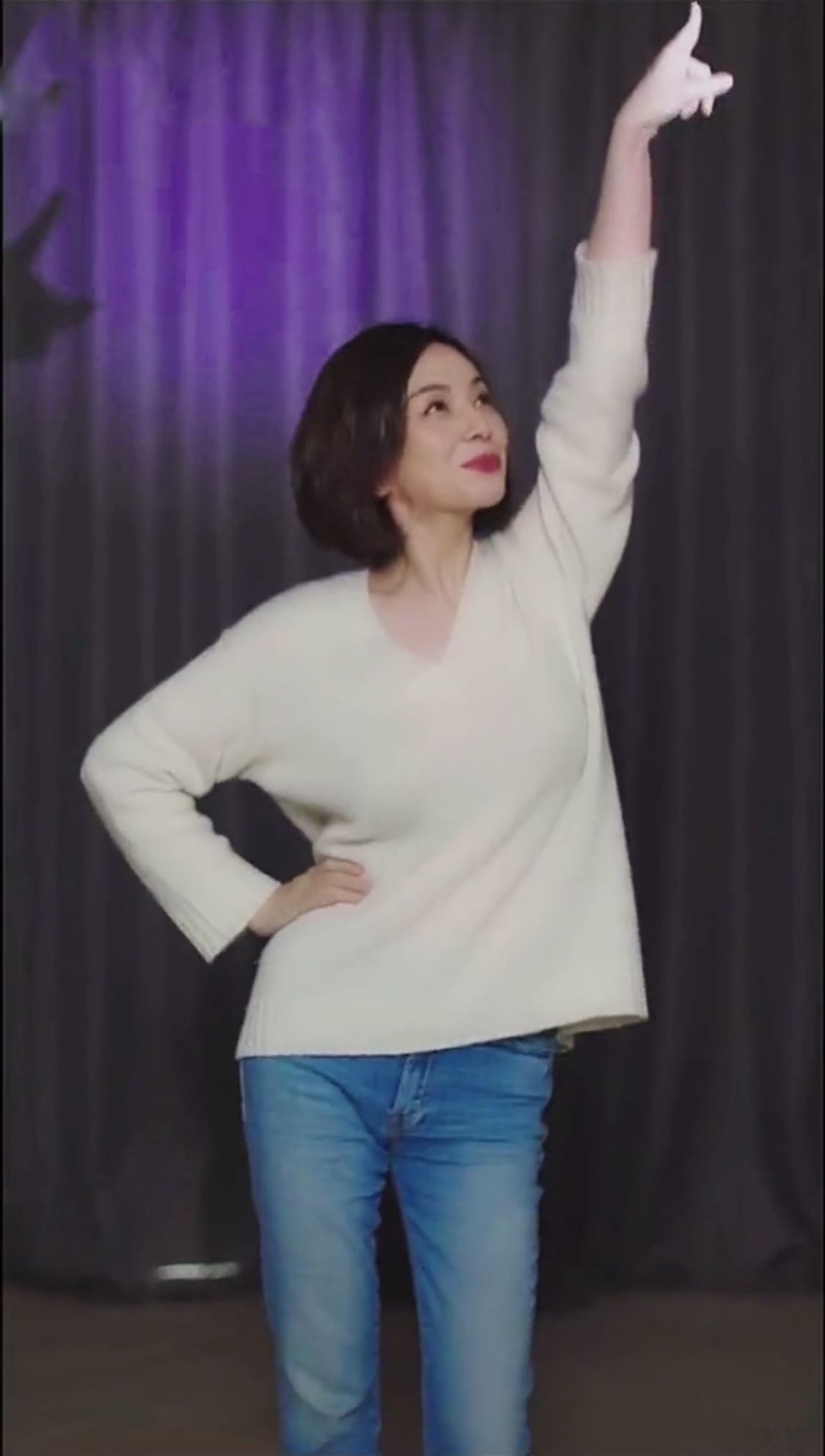 王琳干瘪身材还穿毛衣牛仔裤赶时髦脖子以上都是老年皱纹