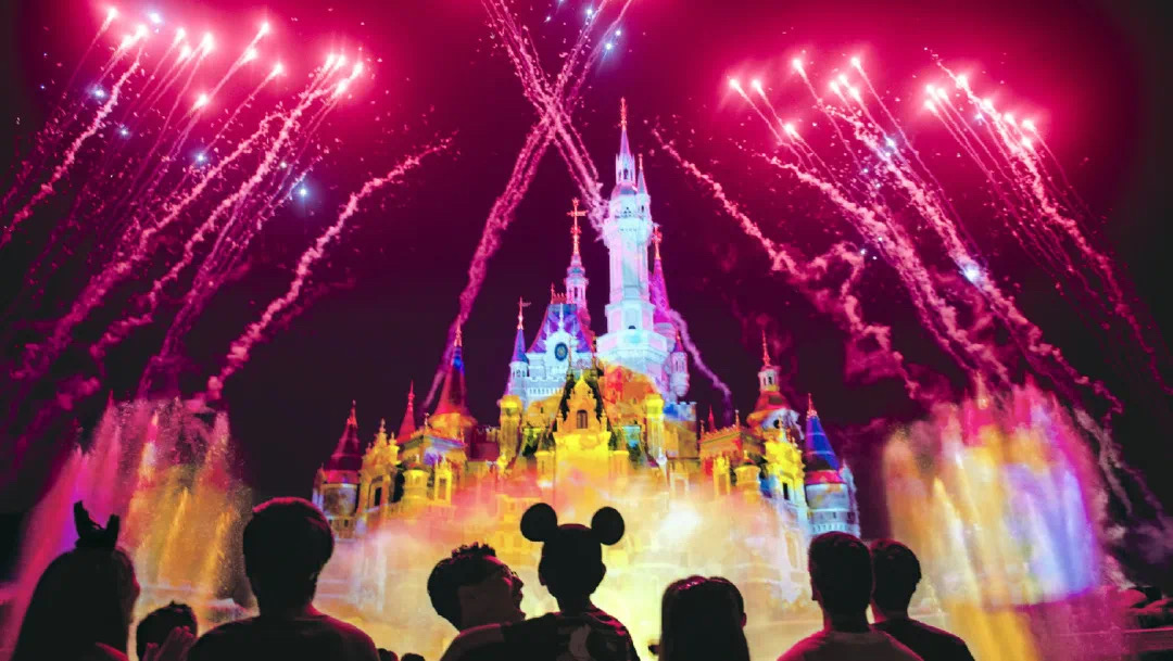 观众在上海迪士尼乐园观看“点亮奇梦：夜光幻影秀”