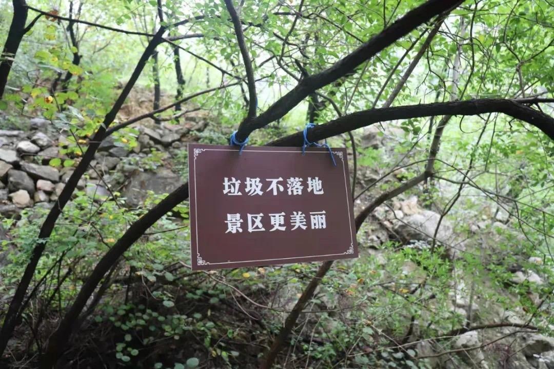 景区内文明旅游宣传标语在郑国渠旅游风景区,游客服务中心电子大屏上