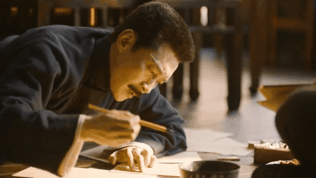 ▲周树人泣泪为《狂人日记》署下笔名鲁迅。动图来源：觉醒年代官博