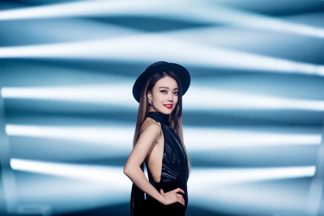 从挥着翅膀的女孩到乘风破浪的姐姐容祖儿吃过太多苦