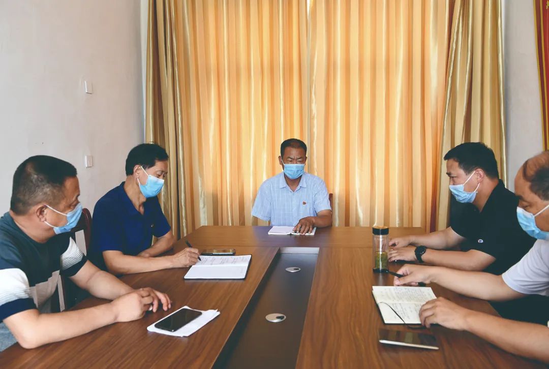 主职工作靠加班完成   在基层,替领导和同事开会早已不足为奇