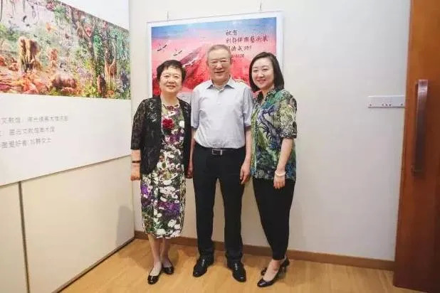 高天国与妻子刘静（左）及女儿高超（右）