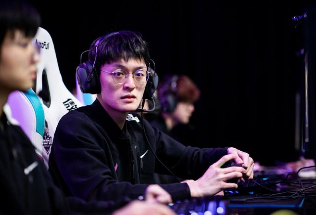 fofo输掉比赛后竟在后台抽烟惨遭联盟罚款网友附魔去了