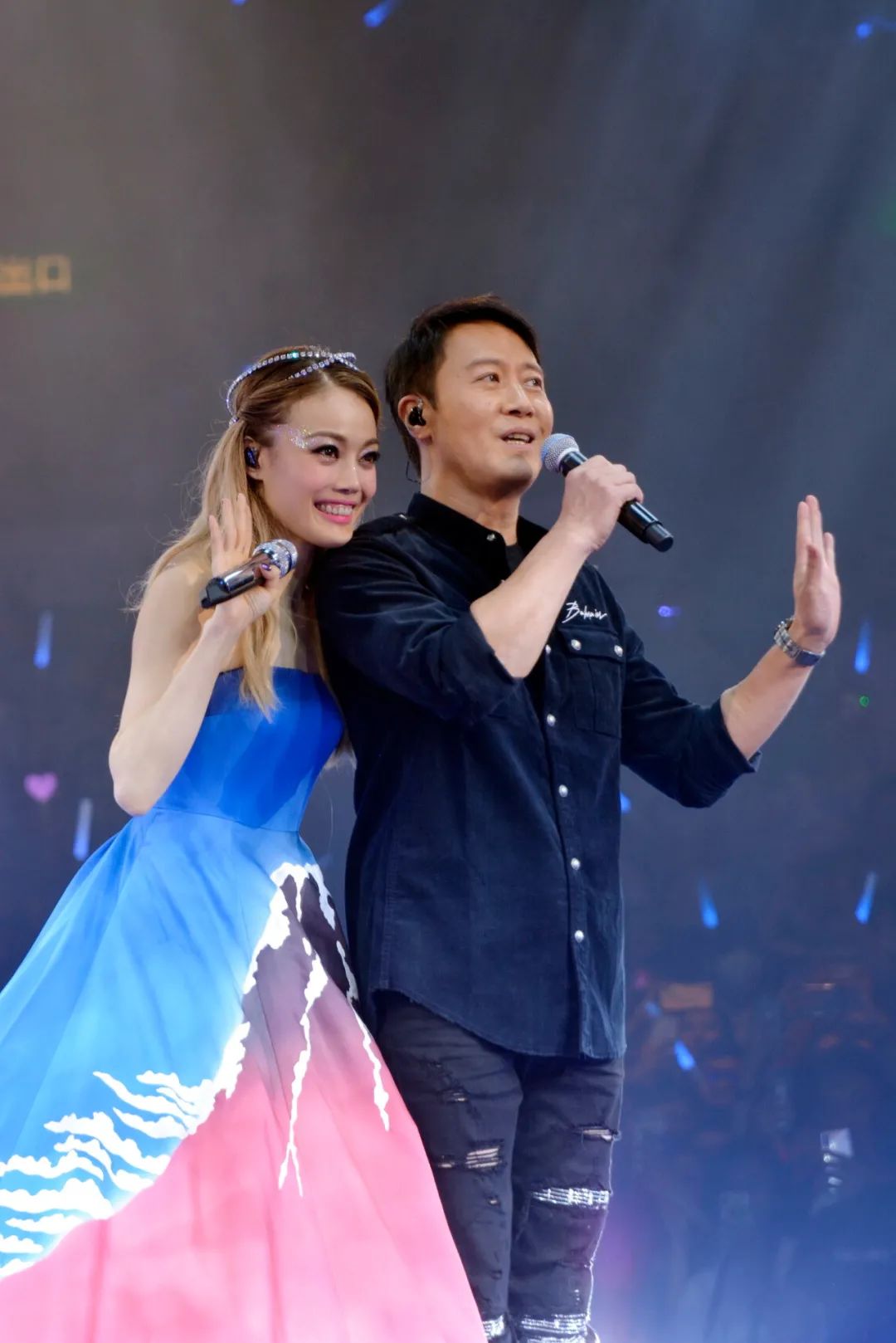 容祖儿黎明张学友来助阵首场演唱会时,这样评价她:"祖儿是现今香港