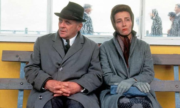 安东尼∙霍普金斯和艾玛∙汤普森在拍摄于1993年的电影《长日将尽》中 图片来源：Moviestore Collection/REX