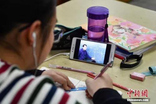 资料图：昆明中小学生在图书馆自习室内写作业。中新社记者 任东 摄