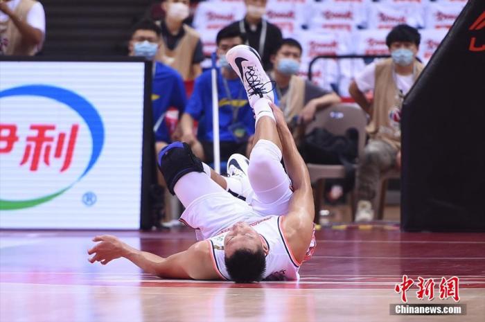 上赛季总决赛最后一场，易建联在无接触的情况下受伤倒地。图片来源：视觉中国