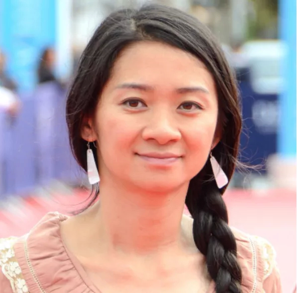 金球奖到手奥斯卡也不远了局外人赵婷拍出缝隙之间的美国