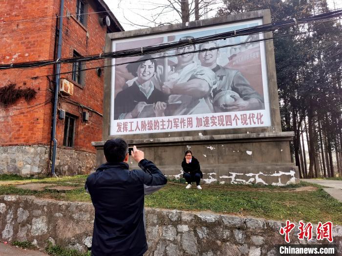 湖北卫东控股集团有限公司，游客在拍照。 胡传林 摄