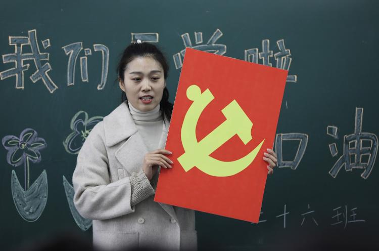 少先大队辅导员王颖教学生们认识党徽