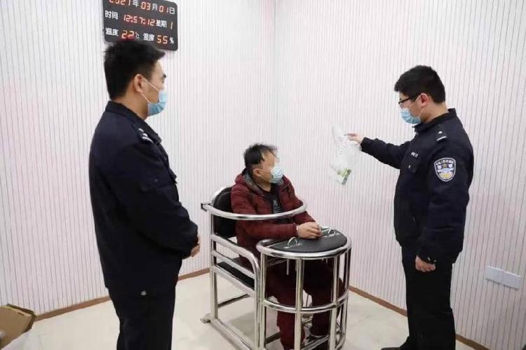 夜读丨女子网购苹果手机收到酸酸乳案告破丨穿警服在高铁上拍淫秽视频 实习辅警被判5个月拘役休闲区蓝鸢梦想 - Www.slyday.coM