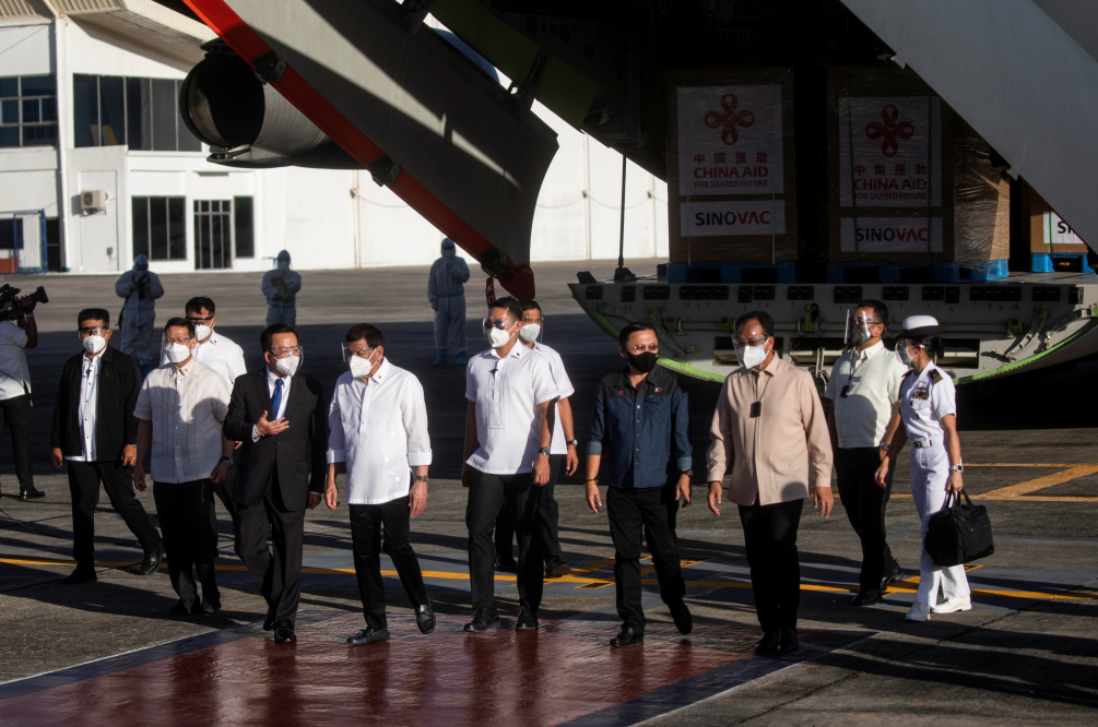 外媒：菲律宾政府高官及医务人员今日接种中国新冠疫苗