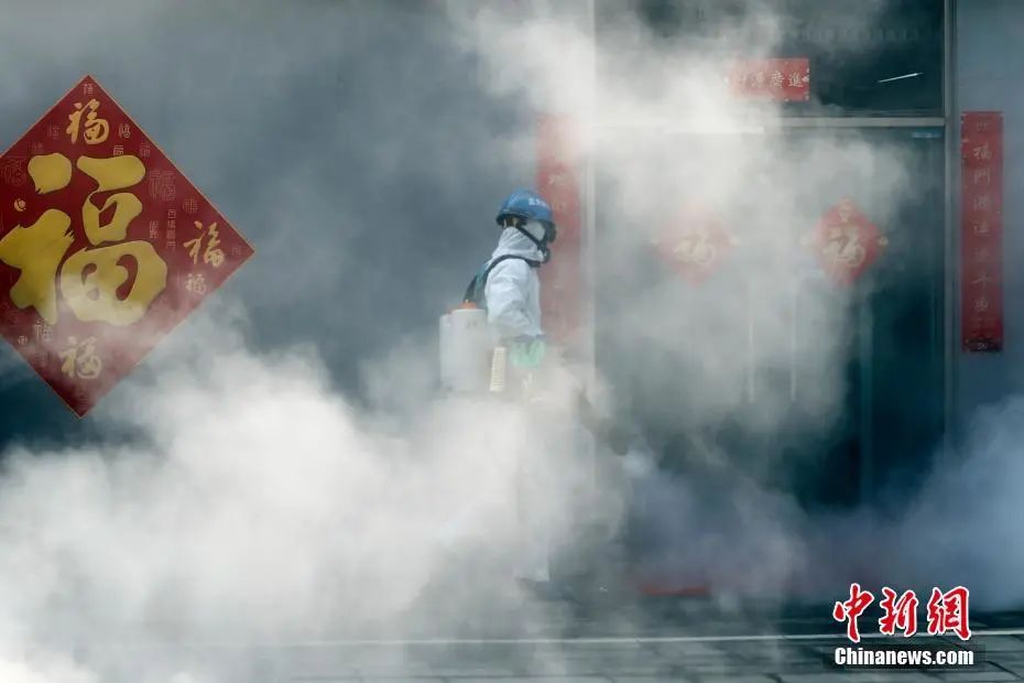 资料图：2月11日，农历大年三十，北京丰台蓝天救援队应邀来到北京坤泽爱车文化产业园进行防疫消杀工作。中新社记者 盛佳鹏 摄