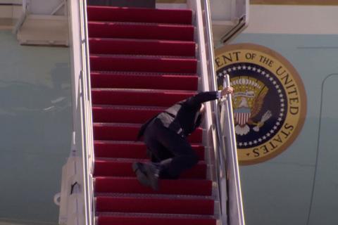 拜登在专机舷梯上连跌三次 白宫回应：他健康没问题