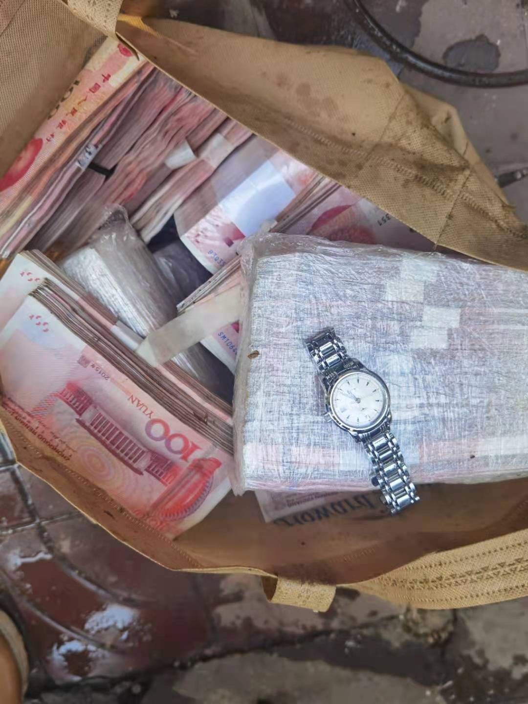 环卫工从河里捞出65万元现金,还有….