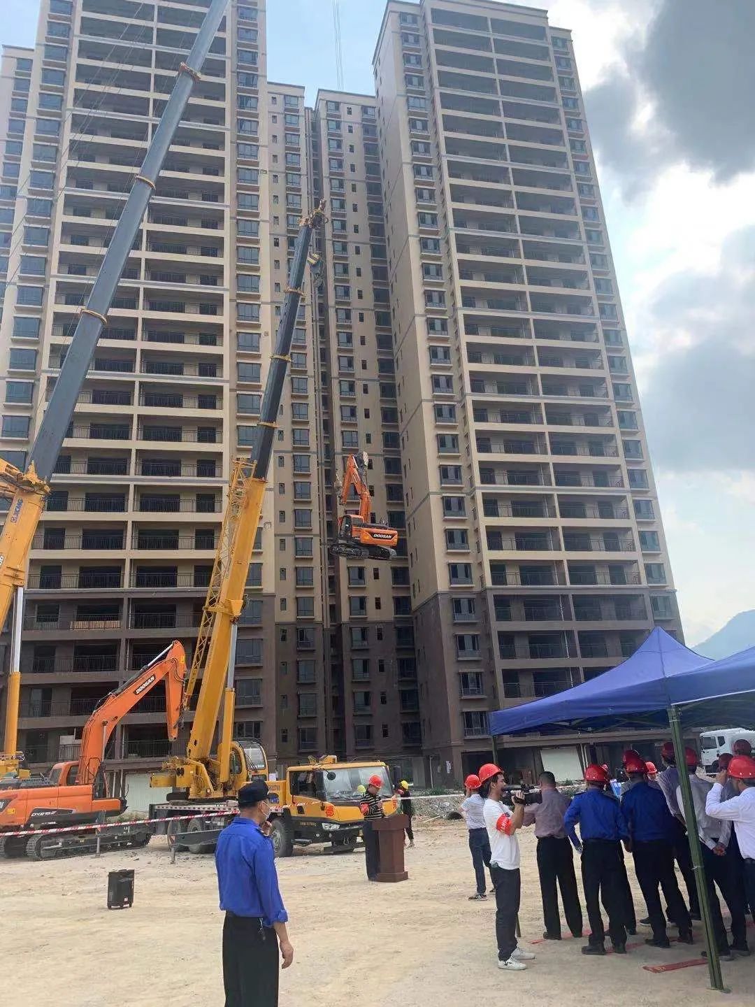 县委,县政府雷霆出击,对河婆街道马头村一宗"小产权房"予以强制拆除