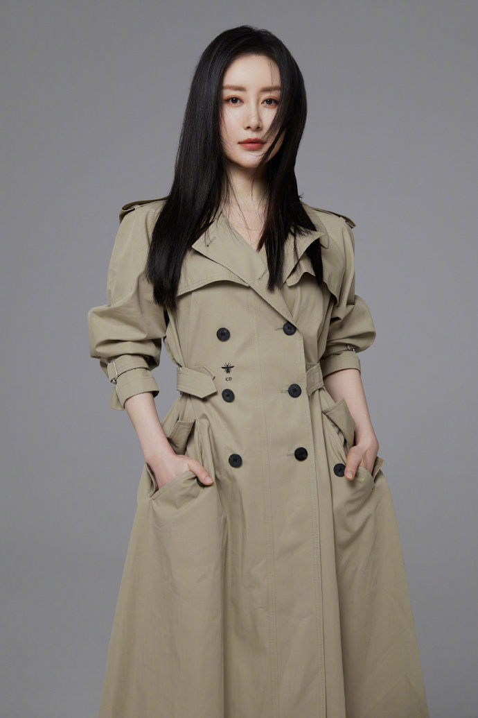 舒畅穿卡其色风衣凹造型 高冷气场与小时候截然不同|舒畅_新浪新闻