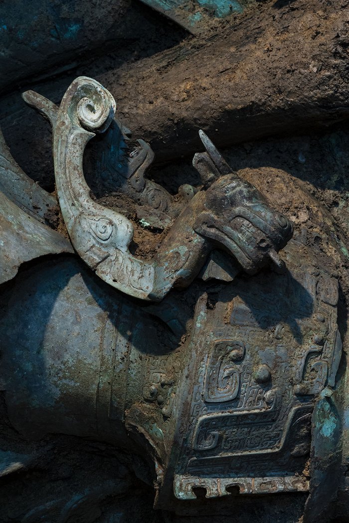 这是在三星堆遗址考古发掘现场3号“祭祀坑”内拍摄的青铜器局部（3月16日摄）。新华社记者 沈伯韩 摄