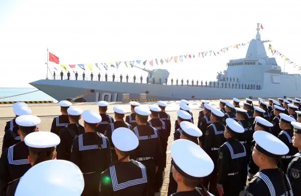 资料图片：2020年1月12日，中国人民解放军海军055型驱逐舰首舰南昌舰归建入列仪式在青岛某军港码头举行。新华社发