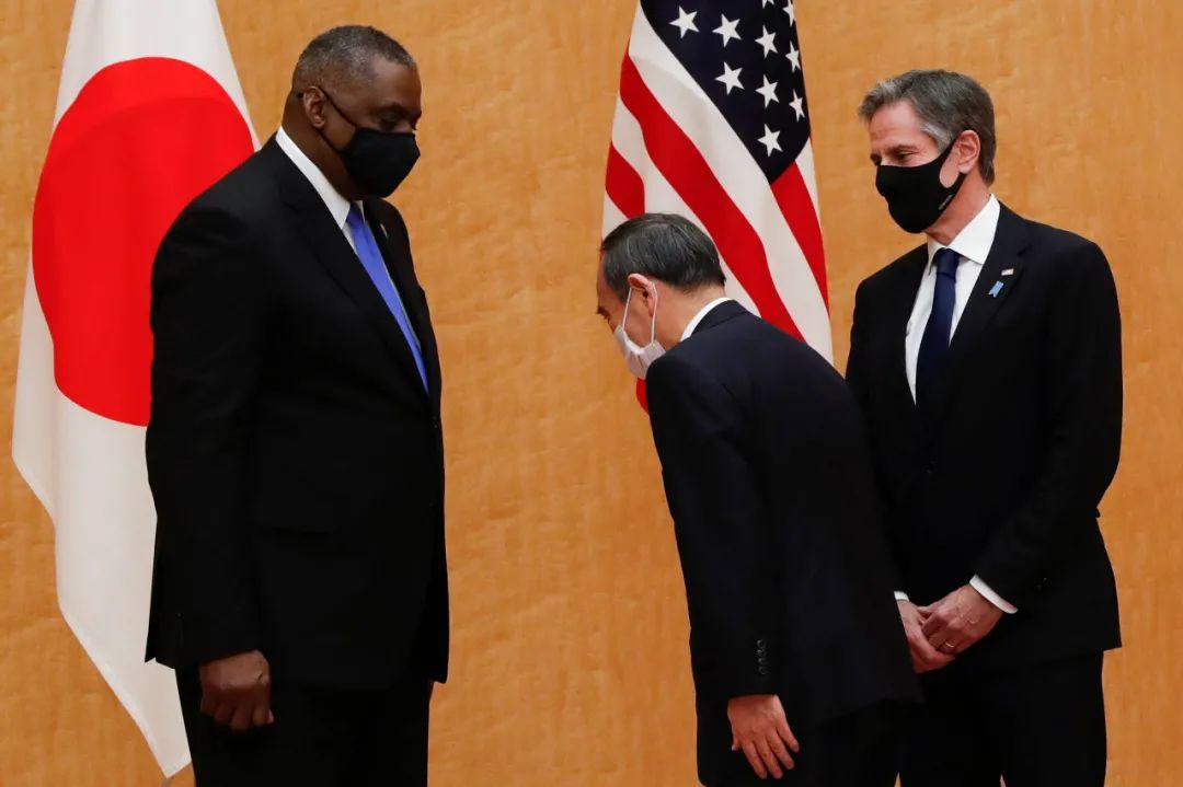 2021年3月16日，日本首相菅义伟（中）会见访日的美国国务卿布林肯（右）和国防部长奥斯汀（左）。
