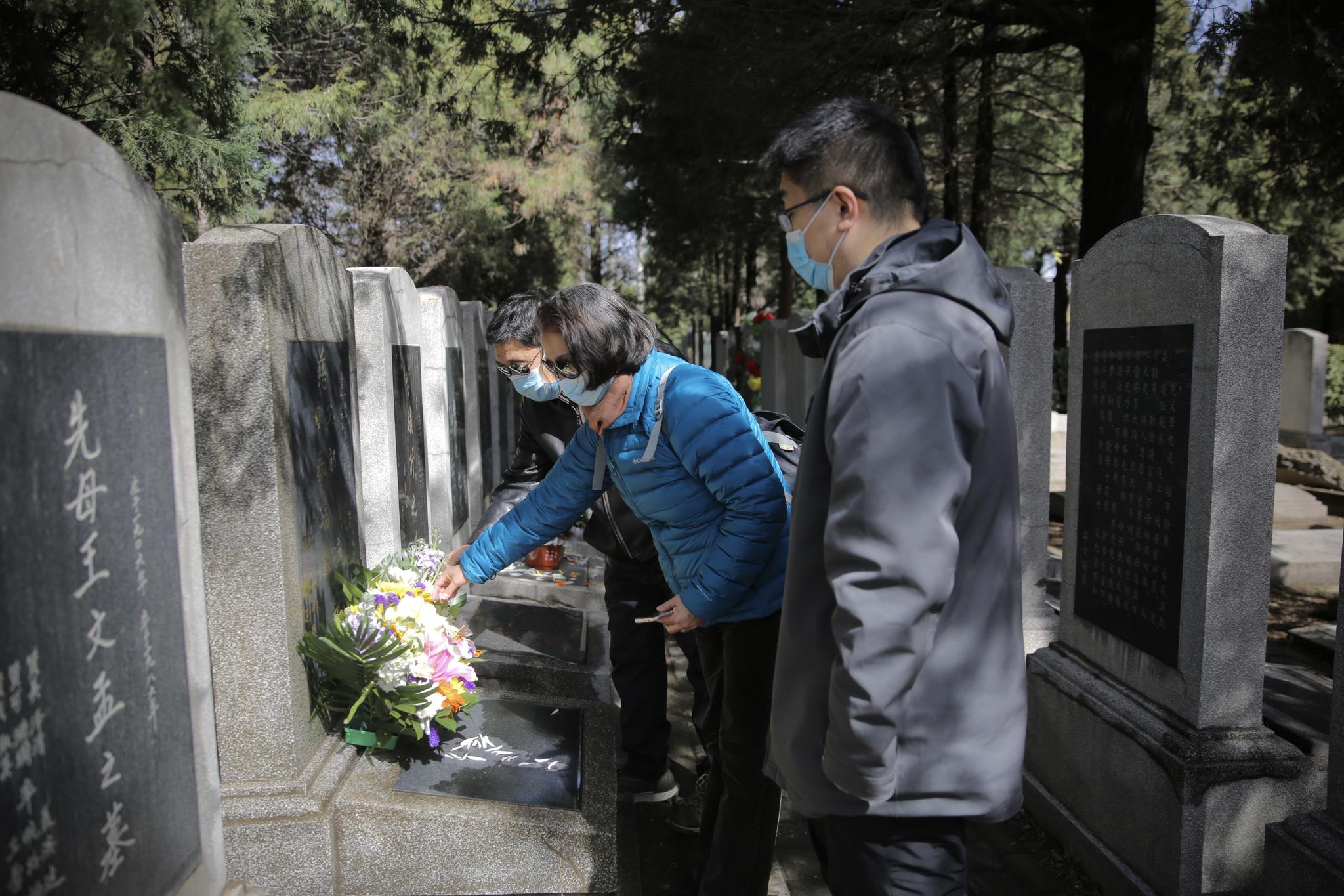 北京市万安公墓，市民带来鲜花祭扫。摄影新京报记者郑新洽