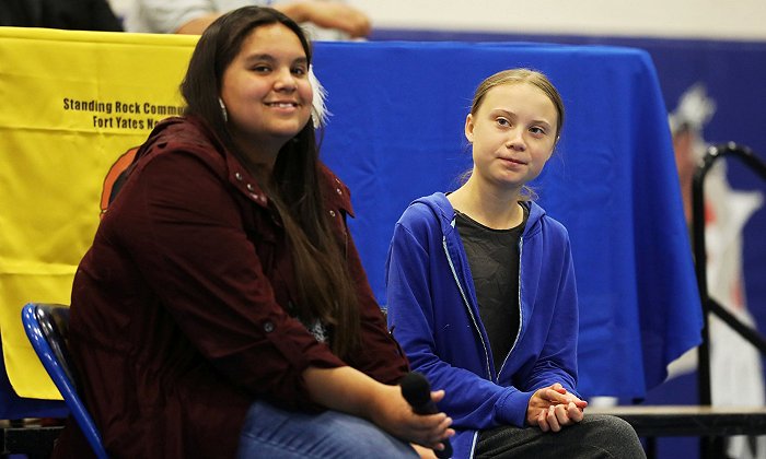 托卡塔·伊罗内·埃耶斯与格蕾塔·桑伯格在一场青年座谈会 图片来源：Jim Urquhart/Reuters