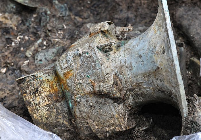 这是在三星堆遗址考古发掘现场3号“祭祀坑”内拍摄的青铜器（3月19日摄）。新华社记者 李贺 摄